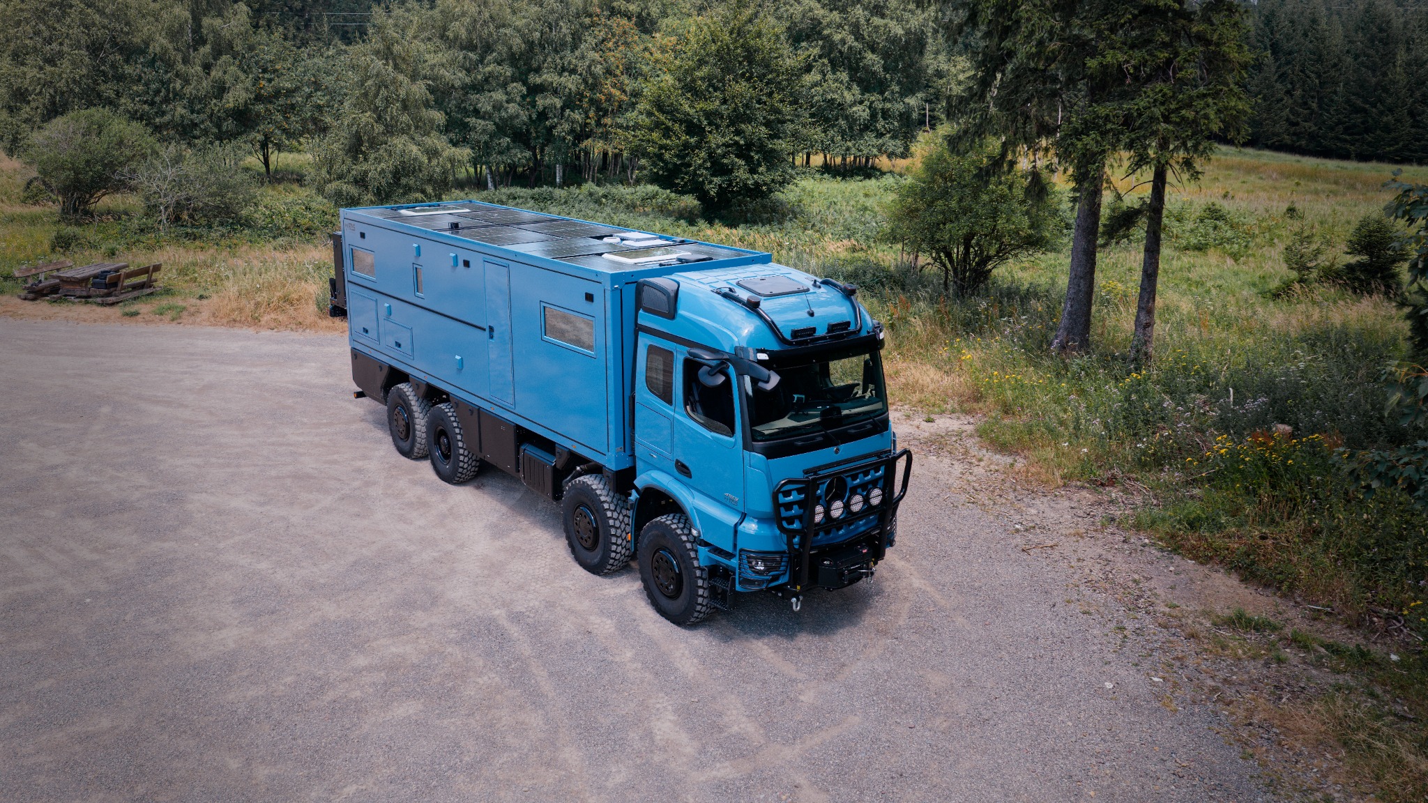 Fetti, der blaue Mercedes Arocs 8x8, aus der Luft